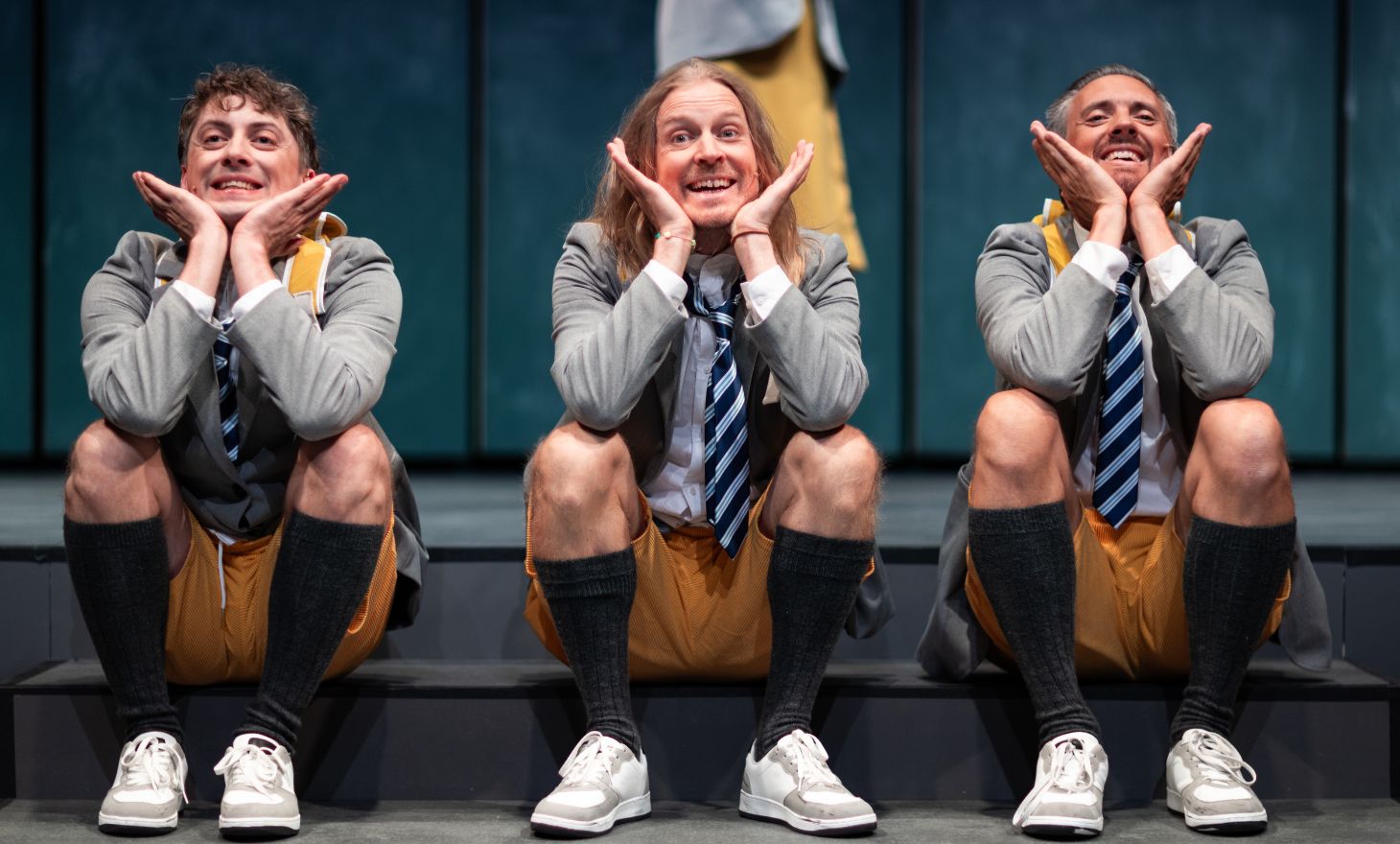 Kristoffer Egset,  Eirik Risholm Velle og Thomas Bye i rollar som elevar i Skulerevyen (Fotograf: Motstroem)