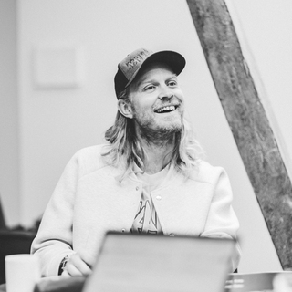Eirik Rosholm Velle smiler og koser seg under leseprøven til «Skulerevyen».