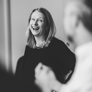 Christine Hope ler under leseprøven til «Skulerevyen».